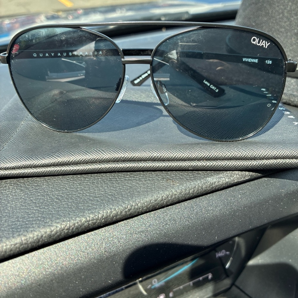 QUAY AUSTRALIA "Vivienne" Aviator Sunglasses (black/smoke)  Men’s frames only